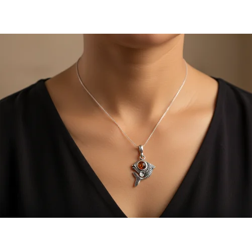 Srebrna Zawieszka Rybka z Bursztynem – Znak Zodiaku i Symbol Szczęścia