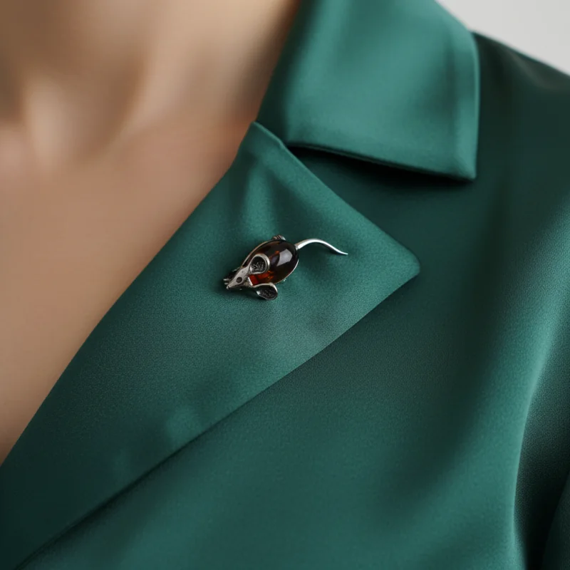 Srebrna Broszka "Myszka" – Naturalny Bursztyn Koniakowy (Srebro 925)