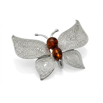 Srebrna broszka motyl z ażurowymi skrzydłami i bursztynem - zbliżenie
