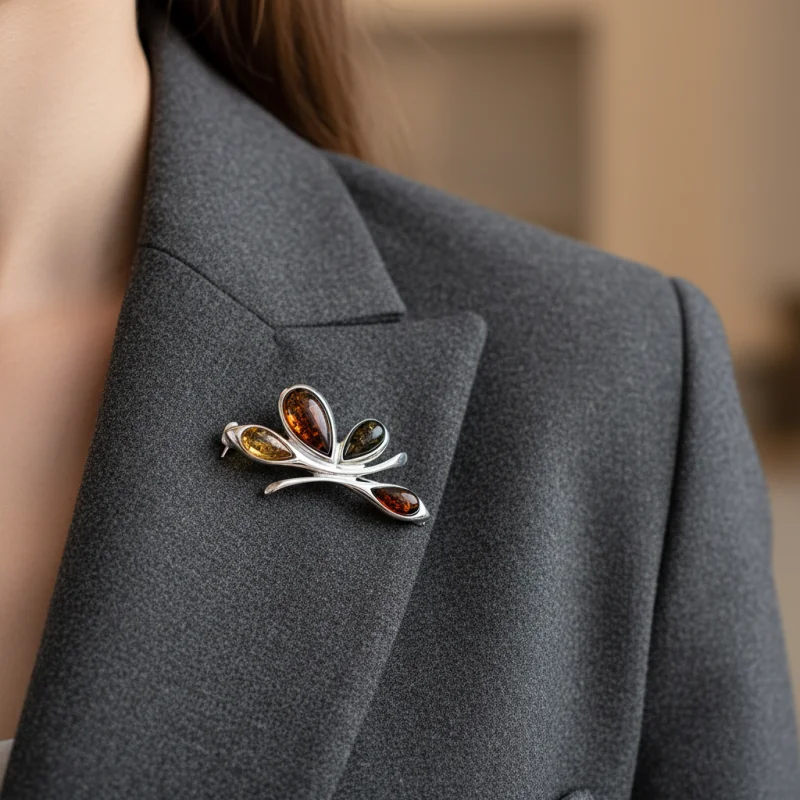 Srebrna Broszka Motyl z Wielokolorowym Bursztynem Bałtyckim – Srebro 925
