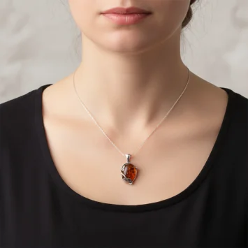 Srebrna Zawieszka z Dużym Bursztynem – Leśne Liście Vintage|Wyjątkowa srebrna zawieszka z bursztynem łącząca nowoczesną geometrię z naturalnym pięknem Bałtyku. Wykonana z najwyższej próby srebra 925, przyciąga wzrok unikalnym kształtem rombu. Kompozycja składa się z trzech naturalnych odmian bursztynu: klasycznego koniaku, słonecznego miodu oraz rzadkiego bursztynu mlecznego. Geometryczna forma sprawia, że jest to idealny dodatek do współczesnych stylizacji. Każdy kamień posiada unikalne inkluzje, co gwarantuje niepowtarzalność produktu. To polskie rzemiosło w nowoczesnym wydaniu.