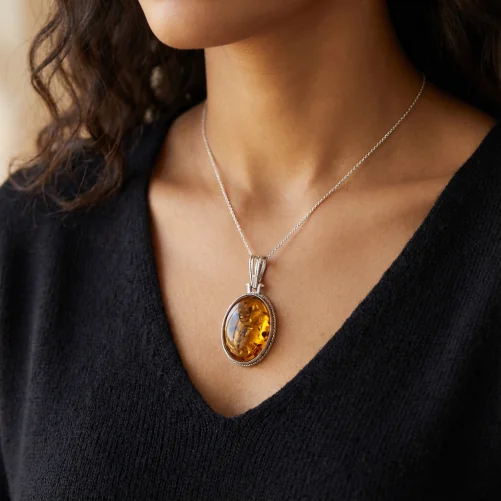 zawieszka srebrna z bursztynem – klasyczna owalna forma