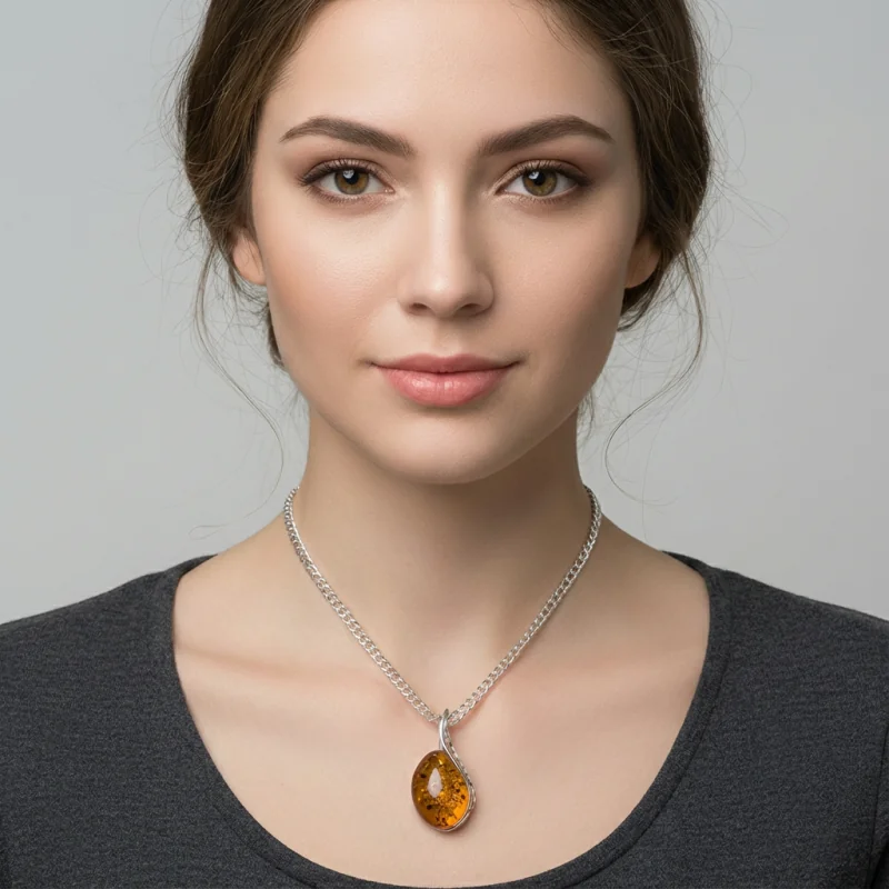 zawieszka srebrna z bursztynem – elegancja zaklęta w kropli światła