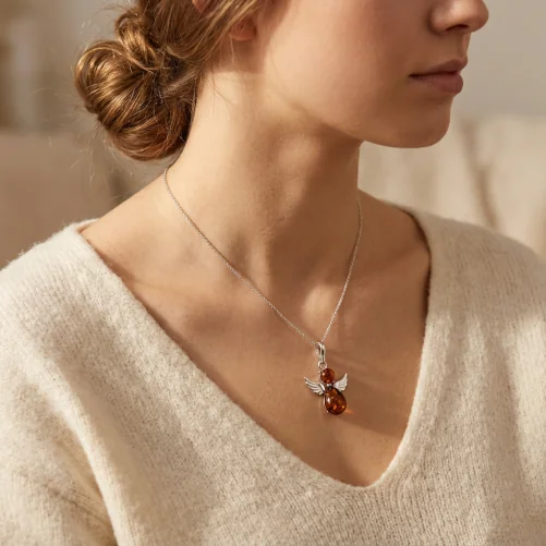 Srebrny Aniołek z Bursztynem – Zawieszka typu Charms / Wisiorek