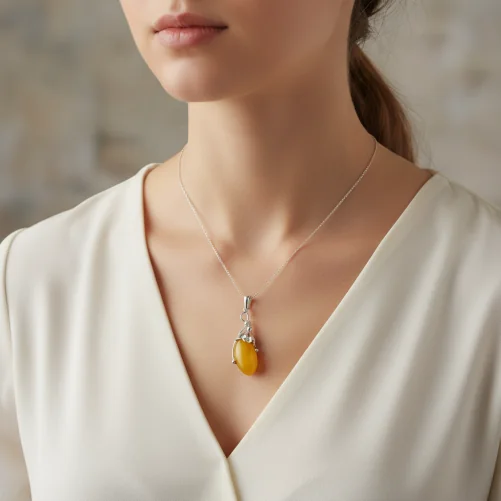 Srebrna Zawieszka z Mlecznym Bursztynem – Złocisty Pąk