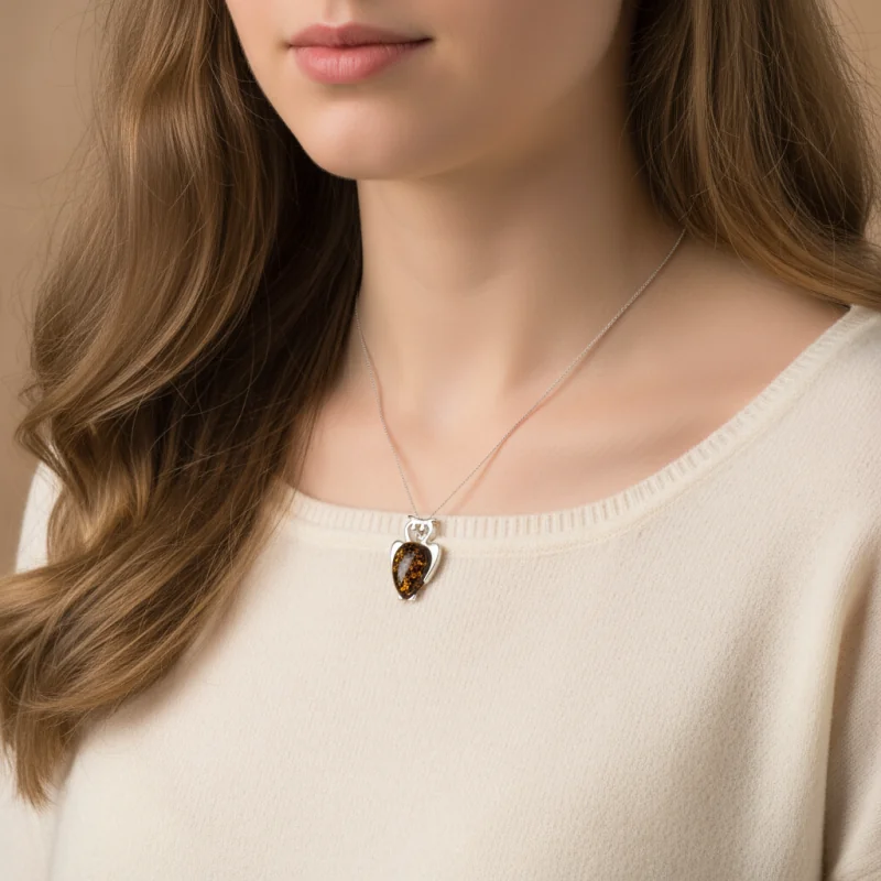 Srebrna Zawieszka Sowa z Zielonym Bursztynem – Symbol Mądrości