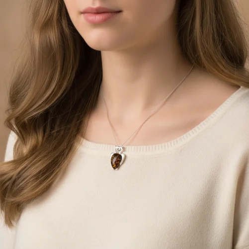 Srebrna Zawieszka Sowa z Zielonym Bursztynem – Symbol Mądrości