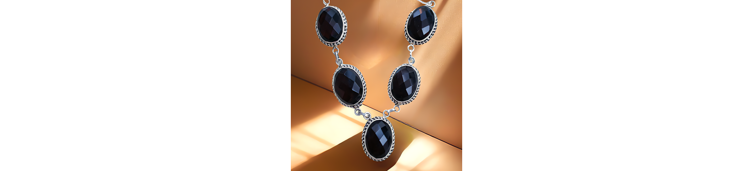Kolie srebrne – elegancja i styl w biżuterii ze srebra 925
